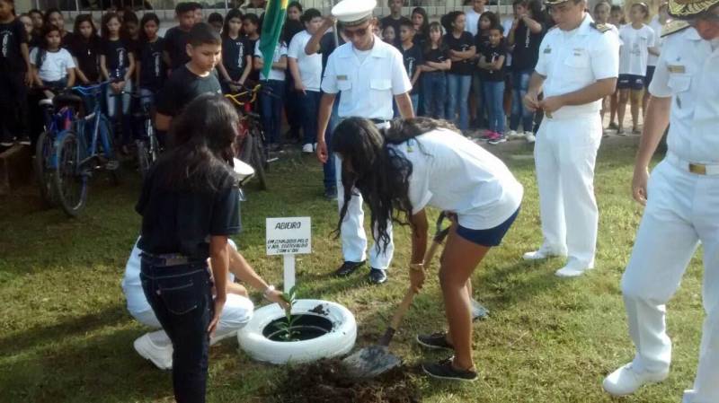 O Comando do 4º Distrito Naval da Marinha do Brasil abriu, nesta terça-feira (24), o Programa Forças no Esporte (Profesp), com uma programação no Centro de Instrução Almirante Braz de Aguiar (Ciaba), no Distrito de Icoaraci, em Belém. O programa, criado pelo Ministério da Defesa, atende 23 mil estudantes em vulnerabilidade social, de escolas públicas no País, com atividades esportivas e educativas em espaços da Marinha do Brasil, Aeronáutica e Exército Brasileiro. Em Belém, são beneficiados pelo programa, por meio do 4º Distrito Naval, cerca de 500 estudantes de 7 a 18 anos de 12 escolas estaduais e municipais no contraturno das aulas regulares. A cerimônia presidida pelo comandante do 4º Distrito Naval, vice-almirante Edervaldo de Abreu Filho enalteceu a participação dos alunos de escolas públicas, e lembrou que também estudou nas chamadas “escolas de governo”.
FOTO: RAI PONTES / ASCOM SEDUC
DATA: 24.04.2018
BELÉM - PARÁ <div class='credito_fotos'>Foto: Rai Pontes/Ascom Seduc | <a href='/midias/2018/originais/52a0fb16-72f0-4e3a-be67-9088b31cfb1e.jpg' download><i class='fa-solid fa-download'></i> Download</a></div>