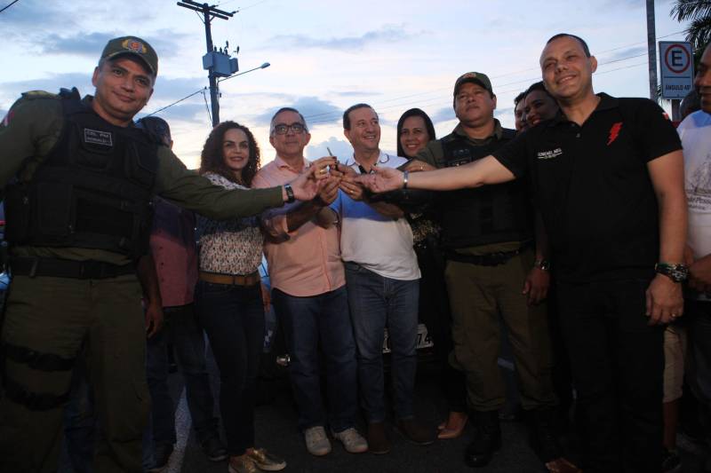 A agenda governamental terminou no município de Castanhal com a entrega de 18 viaturas e 20 motos para a Polícia Militar (PM) e duas ambulâncias resgate para o Corpo de Bombeiros. A secretária de Municípios Sustentáveis, Izabela Jatene, que representou o governador Simão Jatene, fez um balanço positivo das ações.

FOTO: RODOLFO OLIVEIRA / AG. PARÁ
DATA: 13.06.2018
CASTANHAL - PARÁ <div class='credito_fotos'>Foto: Rodolfo Oliveira/Ag. Pará   |   <a href='/midias/2018/originais/52a310f6-2301-4868-93e8-3a68823ce994.jpg' download><i class='fa-solid fa-download'></i> Download</a></div>