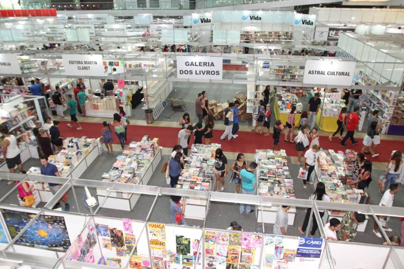Corredores do Hangar Centro de Convenções durante a XXII Feira Pan-Amazônica do Livro, que começou neste sábado (2), em Belém. Um grande público compareceu ao segundo dia da feira, aproveitando as atrações culturais e as exposições nos estandes de livros na tarde de domingo.
FOTO: CRISTINO MARTINS / AG. PARÁ
DATA: 03.06.2018
BELÉM - PARÁ <div class='credito_fotos'>Foto: Cristino Martins/Ag. Pará | <a href='/midias/2018/originais/52a5cc78-df73-4fea-b493-07ca17004e70.jpg' download><i class='fa-solid fa-download'></i> Download</a></div>