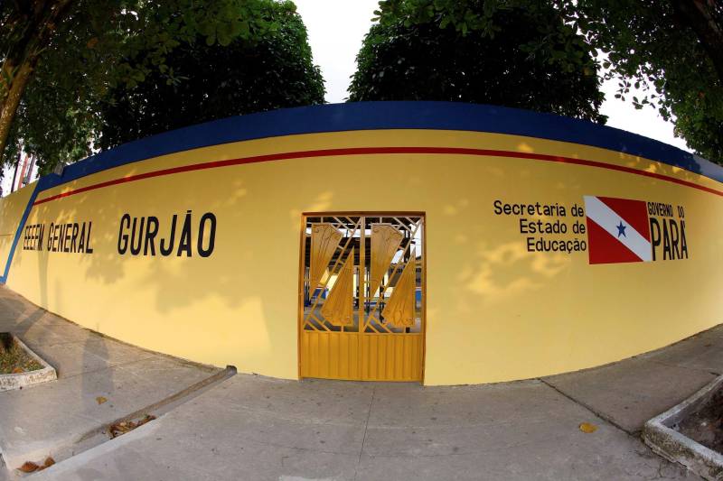 O Governo do Estado entregou na manhã desta segunda-feira (05), a Escola Estadual de Ensino Fundamental General Gurjão, na Cidade Velha. A escola passou pelo processo de revitalização onde foram realizadas serviços de pintura, reestruturação do sistema elétrico, climatização, e onde foi realizado também a adaptação do espaço com sinalização táctil (para deficientes), reforma do piso de acesso às salas de aula e renovação do piso geral da escola.
FOTO: RODOLFO OLIVEIRA / AG. PARÁ
DATA: 05.10.2015
BELÉM - PARÁ <div class='credito_fotos'>Foto: Rodolfo Oliveira/Ag. Pará | <a href='/midias/2018/originais/52aaeef8-e7c7-4459-be97-932b06a9592f.jpg' download><i class='fa-solid fa-download'></i> Download</a></div>