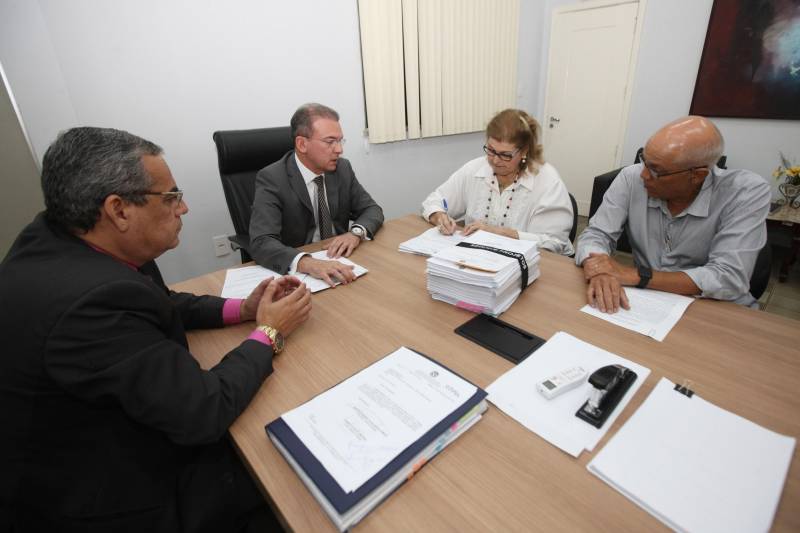 A comissão do governo atual, comandada pelo Procurador-Geral do Estado, Ophir Cavalcante Júnior (c), e pelo Auditor-Geral do Estado, Roberto Amoras (e), se reuniu nesta terça-feira (27), com os membros da comissão do governo eleito, Maria Eugenia Rio (d), Eduardo Ribeiro (d), Hana Sampaio Ghassan e Fabrício de Paula.

FOTO: CARLOS SODRÉ / AG. PARÁ
DATA: 27.11.2018
BELÉM - PARÁ <div class='credito_fotos'>Foto: CARLOS SODRÉ / AG. PARÁ    |   <a href='/midias/2018/originais/52b072e8-91f2-4b54-a4d6-7108733fa773.jpg' download><i class='fa-solid fa-download'></i> Download</a></div>