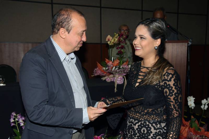 A Fundação Santa Casa de Misericórdia do Pará realizou na noite desta quinta-feira (22), no Hangar Centro de Convenções, a formatura de 63 residentes em 10 especialidades. A Residência Médica constitui modalidade de ensino de pós-graduação considerada “padrão ouro” da especialização médica. A cerimonia contou com a presença do secretário de Estado de Saúde Pública, Vitor Matheus (foto), da presidente da Fundação Santa Casa de Misericórdia, Rosângela Monteiro e a coordenadora da Comissão de Residência Médica, Patrícia Carvalho.
FOTO: CARLOS SODRÉ / AG. PARÁ
DATA: 22.02.2018
BELÉM - PARÁ <div class='credito_fotos'>Foto: CARLOS SODRÉ / AG. PARÁ | <a href='/midias/2018/originais/52b188e6-4884-40f7-b38c-5d4b3416657d.jpg' download><i class='fa-solid fa-download'></i> Download</a></div>