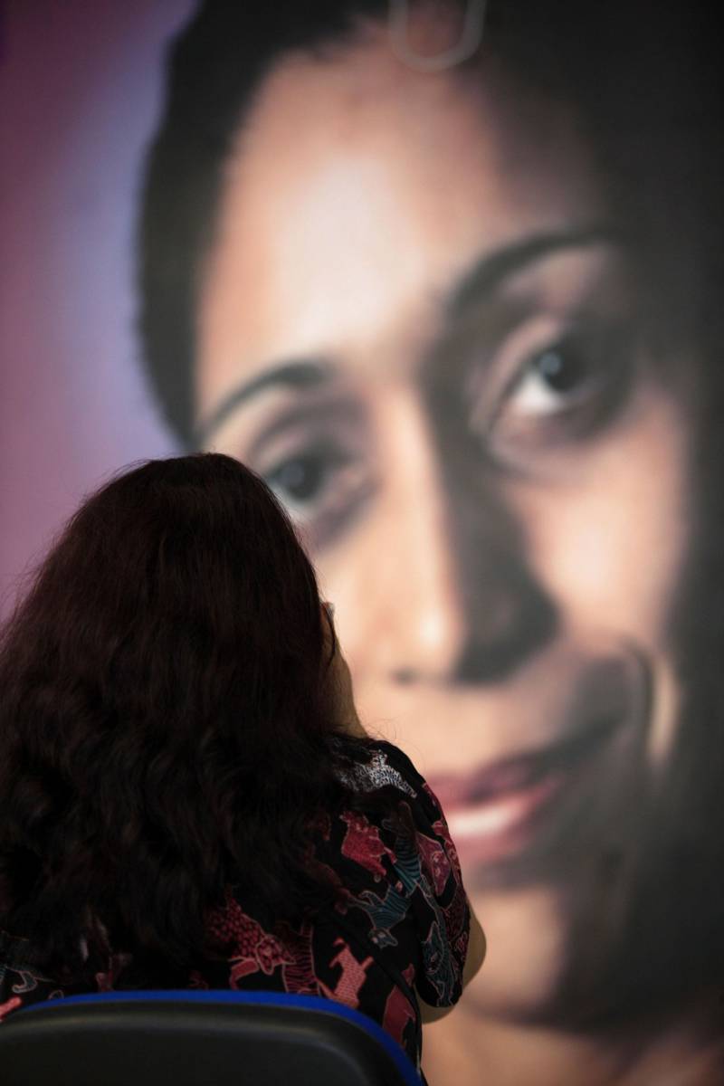 Este é o caso da mineira F.V, 45 anos (foto). Há um ano, ela procurou a Deam/Pro Paz Mulher depois de ser abandonada pelo marido, que a trouxe de Minas Gerais para Belém e a submetia à violência psicológica constante e ainda deixou seus dois filhos sem o pagamento da pensão alimentícia. Sem conhecer ninguém em Belém, ela soube da existência da Deam/Pro Paz Mulher ao assistir um comercial alusivo ao 8 de março e buscou ajuda na delegacia.
FOTO: MÁCIO FERREIRA / AG. PARÁ
DATA: 08.03.2018
BELÉM - PARÁ <div class='credito_fotos'>Foto: MÁCIO FERREIRA/ AG. PARÁ | <a href='/midias/2018/originais/52b5662a-223c-4165-b660-7a6a73915701.jpg' download><i class='fa-solid fa-download'></i> Download</a></div>