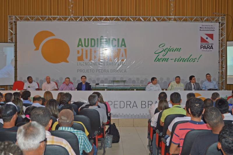 A Secretaria de Meio Ambiente e Sustentabilidade (Semas) realizou, na quinta-feira (10), em Água Azul do Norte, município do sudeste paraense, a audiência pública do projeto “Pedra Branca” (foto), de responsabilidade da empresa Vale Dourado Mineração Ltda. O projeto foi desenvolvido para a viabilidade da exploração mineral de cobre, ouro e prata. O impacto no meio ambiente e na socioeconomia do município de Água Azul do Norte, na região de integração Araguaia, foram debatidas na programação. Autoridades federais, estaduais e municipais, a Procuradoria Geral do Estado, órgãos públicos e privados, instituições governamentais e não governamentais e a população em geral participaram da Audiência Pública. O objetivo foi subsidiar o parecer técnico a ser emitido pela equipe da Semas, para fins de licenciamento ambiental.
FOTO: ASCOM / SEMAS
DATA: 11.05.2018
ÁGUA AZUL DO NORTE - PARÁ <div class='credito_fotos'>Foto: ASCOM SEMAS | <a href='/midias/2018/originais/52b58c04-e630-4afc-8ab7-9a890d187a67.jpg' download><i class='fa-solid fa-download'></i> Download</a></div>