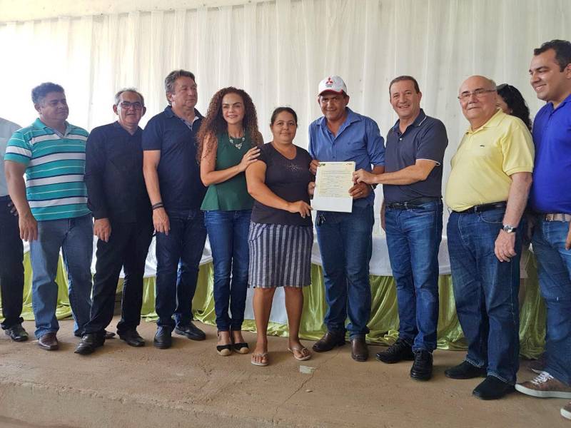Cento e vinte e sete famílias do PEAS (Projeto Estadual de Assentamento Sustentável) Lourival Santana comemoram o título definitivo de terra recebido no início da tarde desta quinta-feira, 10, no município de Eldorado do Carajás, no sul do Pará. Com esta entrega o Governo do Estado, através do Instituto de Terras do Pará (Iterpa), beneficiou duas mil famílias, somente nos primeiros cinco meses de 2018.
FOTO: DANI FILQUEIRAS / ASCOM SEMSU
DATA: 10.05.2018
ELDORADO DOS CARAJÁS - PARÁ <div class='credito_fotos'>Foto: DANI FILGUEIRAS / ASCOM SEMSU | <a href='/midias/2018/originais/52b810f7-56af-4108-9360-c727bbb6b1a4.jpg' download><i class='fa-solid fa-download'></i> Download</a></div>