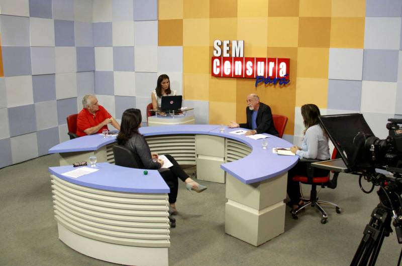 O programa "Sem Censura Pará" (foto) completa 30 anos no ar nesta quarta-feira (28). A data será celebrada com a presença de convidados especiais na TV Cultura do Pará. Os jornalistas Nassif Jordy e Alda Costa, o músico Félix Robatto – que fará uma pequena apresentação – e o artista plástico Geraldo Teixeira são os entrevistados de Renata Ferreira no bate-papo, que começa às 14h30. Com estilo dinâmico de entrevistas, o programa estreou no dia 28 de março de 1988 na TV Cultura do Pará, e desde então segue na grade de programação da emissora. São três décadas ininterruptas no ar debatendo diversos temas como política, economia, meio ambiente, saúde, comportamento, moda, arte, cultura, música e atualidades.
FOTO: CAMILA LIMA / ASCOM PORTAL CULTURA
DATA: 27.03.2018
BELÉM - PARÁ <div class='credito_fotos'>Foto: CAMILA LIMA / PORTAL CULTURA | <a href='/midias/2018/originais/52ba5031-9c6e-4fcb-98c2-f4fc41e16795.jpg' download><i class='fa-solid fa-download'></i> Download</a></div>