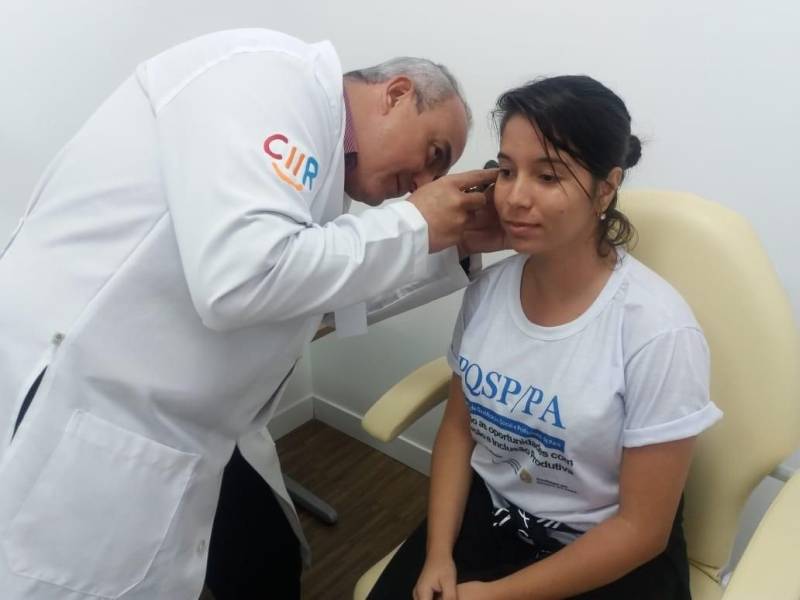 Os usuários Thays Batista Medeiros (d), 24, Sabrina Souza Gomes, 23, e Matheus Pacheco Vaz, 20 anos, todos com deficiência auditiva, contribuíram para a pesquisa de satisfação do Centro de Reabilitação. Com auxílio do intérprete de Língua Brasileira de Sinais (Libras), o professor Rogério Dias Moreira, Sabrina, que namora com Matheus,  afirmou que não sente nenhuma dificuldade no ambiente do CIIR. “Acho o local acessível porque a maioria dos colaboradores se comunica por língua de sinais, desde a portaria até os atendentes dos ambulatórios, sempre com a participação do intérprete. O atendimento é muito bom.” A mesma opinião é compartilhada pelo namorado e a amiga Thays, que também tiveram consulta com o otorrinolaringologista, Murilo  Lobato, que avaliou os três e fez encaminhamento para outras avaliações por profissionais da equipe multiprofissional do CIIR, além de exames de audiometria.

FOTO: ASCOM / INDSH
DATA: 07.12.2018
BELÉM - PARÁ <div class='credito_fotos'>Foto: ASCOM / INDSH   |   <a href='/midias/2018/originais/52bcdc0f-0b4b-457e-916e-3e9bcf4ab164.jpg' download><i class='fa-solid fa-download'></i> Download</a></div>