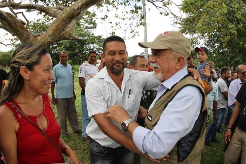 Cento e dezoito famílias da comunidade quilombola do Caeté, no município de Abaetetuba, no nordeste do Estado, foram beneficiadas com um título coletivo de terra. Com o documento, o Governo do Estado, por meio do Instituto de Terras do Pará (Iterpa), reconhece o direito de uma população que há décadas ocupa e trabalha na área. A cerimônia de entrega ocorreu na manhã deste sábado (24), no Centro Comunitário, e contou com a participação do governador Simão Jatene. A área titulada corresponde a cerca de 1.400 hectares. Agora, devidamente respaldadas, as famílias poderão ter acesso a empréstimos, políticas públicas, entre outros benefícios que possibilitam o desenvolvimento da sua produção e a continuidade de suas tradições. “Com o documento de terra a comunidade passa a ter segurança jurídica e acesso a créditos, financiamentos e outros benefícios que antes não lhes era permitido. Além disso, agora eles poderão produzir com mais segurança, mantendo a terra entre as futuras gerações”, afirmou o governador Simão Jatene.
FOTO: CRISTINO MARTINS / AG. PARÁ
DATA: 24.03.2018
ABAETETUBA - PARÁ
<div class='credito_fotos'>Foto: Cristino Martins/Ag. Pará | <a href='/midias/2018/originais/52c2be50-a78f-4b9d-80d5-b5b8a552b11c.jpg' download><i class='fa-solid fa-download'></i> Download</a></div>