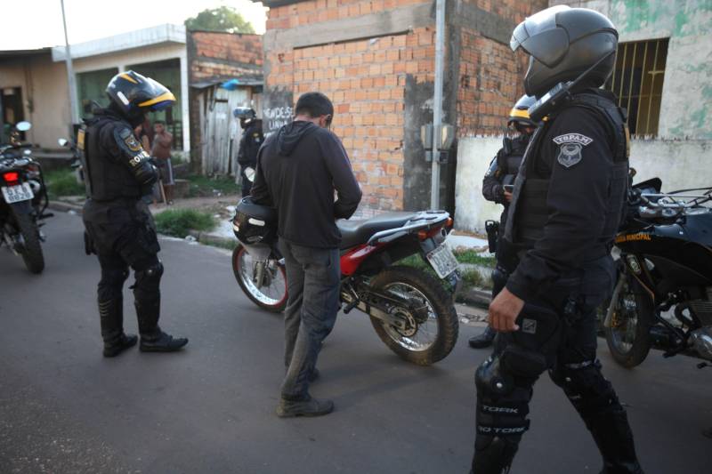 Mais de 150 agentes de segurança pública realizaram a megaoperação Arcanjo, em Belém, na quinta-feira (8), sob a coordenação geral do Comando de Policiamento da Capital (CPC I) da Polícia Militar. Nesta edição, as ações foram concentradas nos bairros do Tapanã, Bengui e Pratinha, localizados na área do 24º Batalhão da PM. As tropas reforçaram o patrulhamento com ações policiais ostensivas e repressivas de enfrentamento à criminalidade.
FOTO: CARLOS SODRÉ / AG. PARÁ
DATA: 08.11.2018
BELÉM - PARÁ <div class='credito_fotos'>Foto: CARLOS SODRÉ / AG. PARÁ | <a href='/midias/2018/originais/52cffe6c-dbd1-49ec-a857-f13959084705.jpg' download><i class='fa-solid fa-download'></i> Download</a></div>