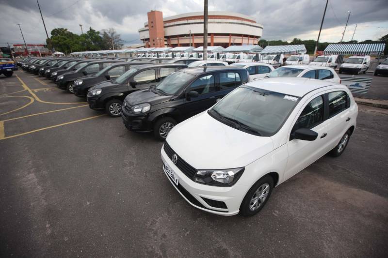 O Governo do Estado entregou, na tarde desta quinta-feira (05), 08 pick-ups e 08 SUVs e mais duas lanchas transatlânticas que irão reforçar a segurança pública nos municípios de Braganca, Capanema, Curuçá e Capanema, no nordeste do Estado e Parauapebas e Marabá na região Sudeste e Breves, no Marajó. O governo também entregou 50 ambulâncias que irão fortalecer a saúde básica nestes municípios. Os equipamentos (foto) foram adquiridos através de recursos provenientes de emendas parlamentares do deputado Wladimir Costa. O evento contou com a presença do governador Simão Jatene, do secretário de Segurança e Defesa Social, Luis Fernandes, do secretário de Saúde Pública Vitor Matheus , prefeitos e outros representantes dos municípios. As viaturas foram repassadas aos municípios dentro do Plano de Ações Imediatas em Segurança Pública que foi elaborado em fevereiro deste ano e que tem , entre outras ações , o reforço das guardas municipais.
FOTO: THIAGO GOMES / AG. PARÁ
DATA: 04.07.2018
BELÉM - PARÁ <div class='credito_fotos'>Foto: Thiago Gomes /Ag. Pará | <a href='/midias/2018/originais/52d4ba52-2c91-428b-84ea-e33bd34b240d.jpg' download><i class='fa-solid fa-download'></i> Download</a></div>
