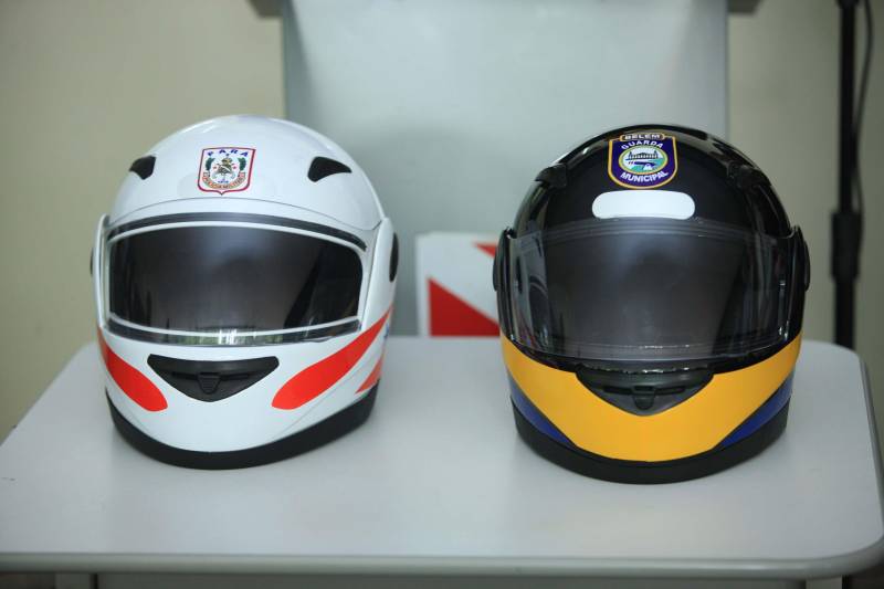 Polícia Militar, Guarda Municipal e Secretarias Municipais de Segurança Pública de 17 cidades do interior paraense receberam motos para ampliar o policiamento ostensivo e para atender ocorrências em suas sedes. Os veículos adquiridos pelo Governo do Estado são provenientes de emenda parlamentar de três deputados da Assembleia Legislativa do Pará (ALEPA), e entregues nesta segunda-feira (28) durante cerimônia na sede da Casa Civil, em Belém. Ao todo foram entregues 44 motos do modelo Honda XRE 300 CC, todas com kit sinalizador acústico e visual, rastreador, dois capacetes (foto) e queixeiras. Prefeitos, secretários de segurança, representantes das polícias, guardas municipais e deputados estiveram presentes na solenidade e ressaltaram a importância de ampliar a frota de veículos para dar apoio a segurança dos municípios.
FOTO: MÁCIO FERREIRA / AG. PARÁ
DATA: 28.05.2018
BELÉM - PARÁ <div class='credito_fotos'>Foto: MÁCIO FERREIRA/ AG. PARÁ | <a href='/midias/2018/originais/52d64d45-ecd4-4b9a-850f-86ac33ec471e.jpg' download><i class='fa-solid fa-download'></i> Download</a></div>