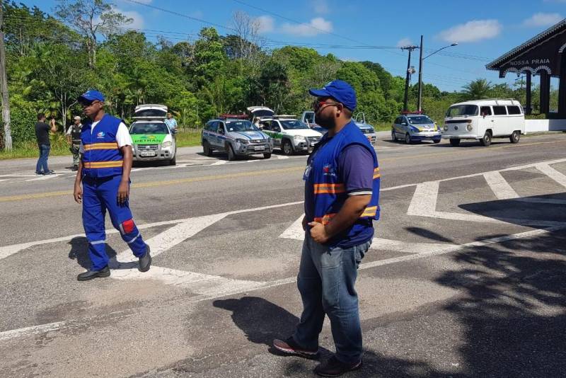 No primeiro final de semana da Operação Verão 2018, a Agência de Regulação e Controle de Serviços Públicos do Estado do Pará (Arcon-PA) realizou 1,1 mil abordagens e contabilizou mais de 23 mil passageiros circulando pelos portos do Estado. Entre os dias 5 e 9 de julho, os agentes de fiscalização estiveram presentes em 16 terminais e postos rodoviários e em 11 portos e travessias. No modal rodoviário as equipes registraram 304 autos de infração e apreenderam sete veículos, sendo dois clandestinos. A região de Apeú, em Castanhal, foi onde houve maior volume de abordagens e infrações registradas, 209 e 50, respectivamente. No Terminal Rodoviário de Belém foram 93 abordagens e 40 autos de infração lavrados. Na foto, fiscalização em Mosqueiro.
FOTO: ASCOM / ARCON
DATA: 08.07.2018
MOSQUEIRO - PARÁ <div class='credito_fotos'>Foto: Ascom Arcon | <a href='/midias/2018/originais/52d7d5b5-79af-477b-ab25-93786b0f6c98.jpg' download><i class='fa-solid fa-download'></i> Download</a></div>