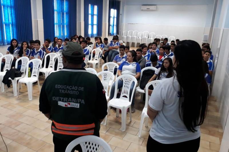 Uma equipe de cinco servidores da Coordenadoria de Educação do Departamento de Trânsito do Pará (Detran) realiza até este final de semana uma série de atividades com a finalidade de orientar moradores e estudantes dos municípios de Bragança, Tracuateua e Augusto Correâ, no nordeste paraense. Em menos de uma semana de ação, cerca de 1.200 alunos das três cidades já foram atingidos com o trabalho, além de 30 professores.

FOTO: ASCOM DETRAN
DATA: 14.12.2018
BRAGANÇA - PARÁ <div class='credito_fotos'>Foto: ASCOM DETRAN   |   <a href='/midias/2018/originais/52dd7183-d82e-4310-b11c-2492b56d9b61.jpg' download><i class='fa-solid fa-download'></i> Download</a></div>