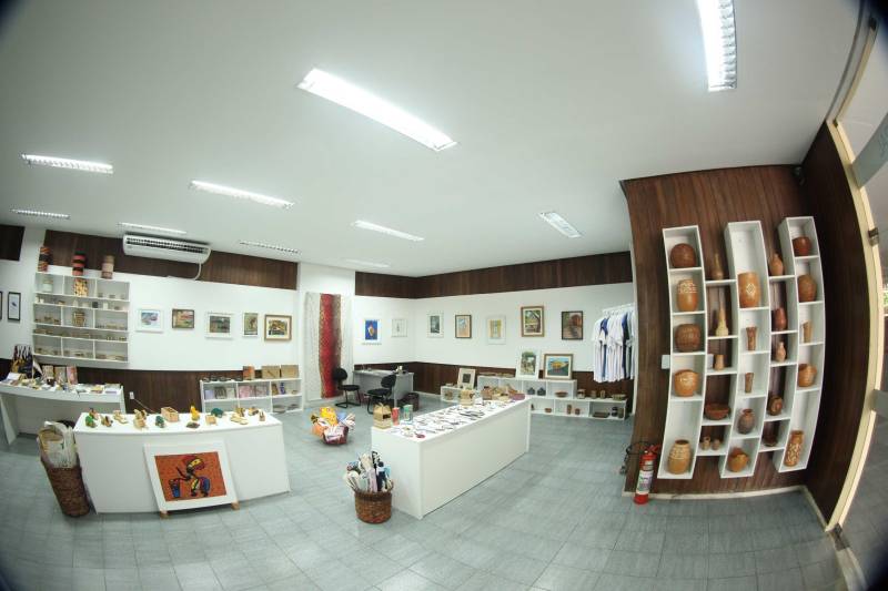 Ao entrar na Biblioteca Arthur Viana, localizada no Centro Cultural e Turístico Tancredo Neves (Centur), é possível visualizar e sentir as diferenças logo ao chegar. O espaço, que desde 2015 passava por reformas, está completamente pronto para sua reinauguração, que deve acontecer já na próxima semana. Iluminação adequada, climatização renovada, mudança de estantes e outros móveis que contribuíram para a ampliação do espaço, além de um verdadeiro upgrade em diversos espaços de convivência, serviços e estudos, trouxeram novos ares a centenária biblioteca.
FOTO: THIAGO GOMES / AG. PARÁ
DATA: 27.04.2018
BELÉM - PARÁ <div class='credito_fotos'>Foto: Thiago Gomes /Ag. Pará | <a href='/midias/2018/originais/52de0e8f-2ddf-4051-b2c7-67722e0c33fd.jpg' download><i class='fa-solid fa-download'></i> Download</a></div>