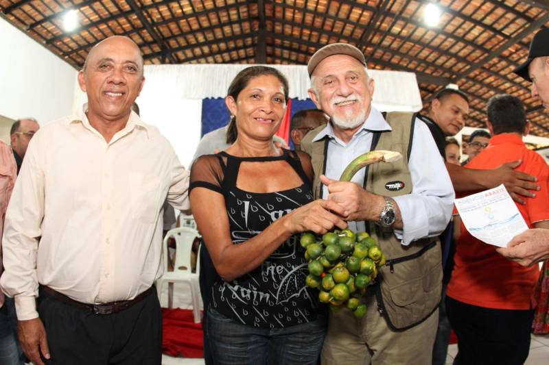 Cento e dezoito famílias da comunidade quilombola do Caeté, no município de Abaetetuba, no nordeste do Estado, foram beneficiadas com um título coletivo de terra. Com o documento, o Governo do Estado, por meio do Instituto de Terras do Pará (Iterpa), reconhece o direito de uma população que há décadas ocupa e trabalha na área. A cerimônia de entrega ocorreu na manhã deste sábado (24), no Centro Comunitário, e contou com a participação do governador Simão Jatene. A área titulada corresponde a cerca de 1.400 hectares. Agora, devidamente respaldadas, as famílias poderão ter acesso a empréstimos, políticas públicas, entre outros benefícios que possibilitam o desenvolvimento da sua produção e a continuidade de suas tradições. “Com o documento de terra a comunidade passa a ter segurança jurídica e acesso a créditos, financiamentos e outros benefícios que antes não lhes era permitido. Além disso, agora eles poderão produzir com mais segurança, mantendo a terra entre as futuras gerações”, afirmou o governador Simão Jatene.
FOTO: CRISTINO MARTINS / AG. PARÁ
DATA: 24.03.2018
ABAETETUBA - PARÁ
<div class='credito_fotos'>Foto: Cristino Martins/Ag. Pará | <a href='/midias/2018/originais/52e35483-dbdf-4873-befd-4abaa7001909.jpg' download><i class='fa-solid fa-download'></i> Download</a></div>