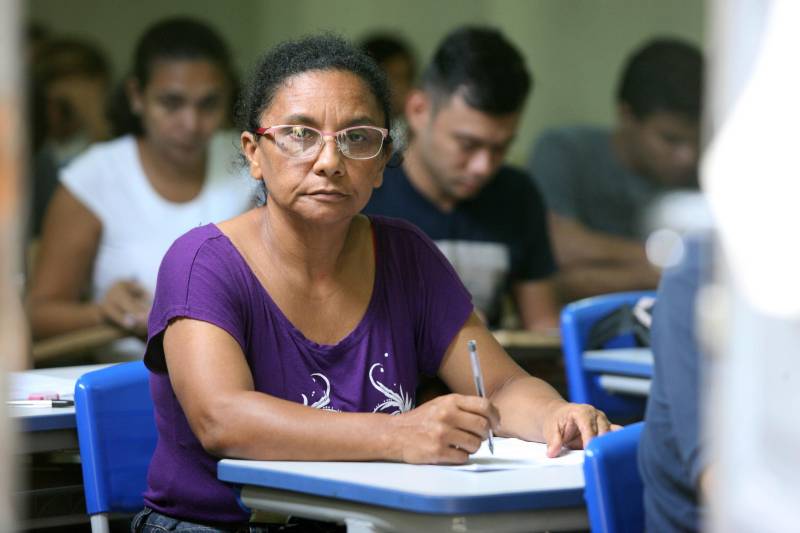 É cada vez maior o número de jovens e adultos que não concluíram os estudos na idade certa e agora procuram uma forma de acelerar o ensino, garantindo as certificações que são importantes na hora da apresentação dos documentos exigidos na seleção para uma vaga de trabalho. É o caso da moradora de Vila dos Cabanos, em Barcarena, Sônia dos Santos, de 45 anos (foto), que procurou o Centro, em Belém, localizado na Escola Professor Luiz Otávio Pereira, no bairro de São Brás, para realizar a prova do Exame Estadual Permanente
FOTO: MARCELO LELIS / AG. PARÁ
DATA: 15.05.2018
BELÉM - PARÁ <div class='credito_fotos'>Foto: Marcelo Lelis / Ag. Pará | <a href='/midias/2018/originais/52e45b61-bc24-4518-b75e-531c914ddf17.jpg' download><i class='fa-solid fa-download'></i> Download</a></div>