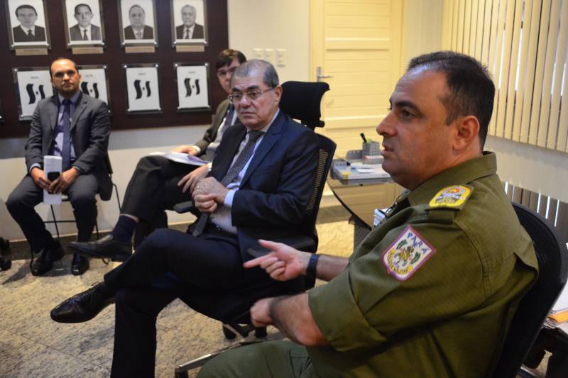 Com a meta de apresentar e debater a proposta de elaboração de um Plano Estadual de Política Criminal e Penitenciária no estado para os próximos quatro anos, ocorreu na manhã desta terça-feira, 19, a sexta Reunião Ordinária do Conselho Estadual de Política Criminal e Penitenciária (CEPCP), no gabinete da Secretaria de Estado de Justiça e Direitos Humanos (Sejudh). Participaram do encontro representantes de diversas instituições que compõem o conselho, como a Secretaria de Estado de Segurança Pública e Defesa Social (Segup), Tribunal de Justiça do Estado, Ministério Público, Fundação de Atendimento Socioeducativo do Pará (Fasepa) e a própria Sejudh, na figura do secretário Alexandre Gomes. Na foto, o secretário de Segurança Pública, Luiz Fernandes (c) e o comandante geral, coronel Hilton Benigno (d).
FOTO: ELIELSON MODESTO / ASCOM SEGUP
DATA: 19.06.2018
BELÉM - PARÁ <div class='credito_fotos'>Foto: Elielson Modesto / Ascom Segup | <a href='/midias/2018/originais/52e81181-caa2-42f1-88ab-b2b2c1277be7.jpg' download><i class='fa-solid fa-download'></i> Download</a></div>