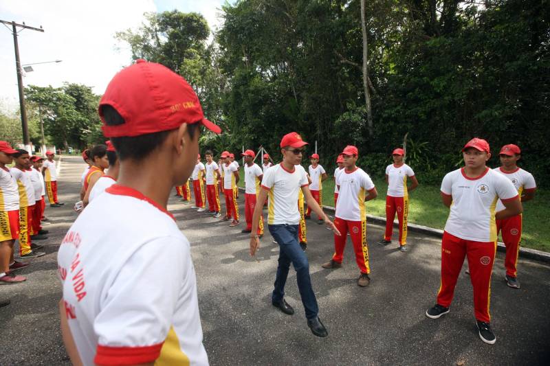 O Corpo de Bombeiros Militar do Pará também atua com um projeto de responsabilidade social que oferece perspectivas às crianças e adolescentes. O “Escola da Vida” começou no quartel da Cremação em 1993, com apenas 20 alunos. Hoje, alcança 3.200 alunos matriculados e distribuídos em 25 polos pelo Estado. Mais de 25 mil crianças já passaram pelo projeto que oferece informações, orientações, treinamento, educação e base de apoio para a formação do cidadão. Dos 25 polos do Projeto Escola da Vida, cinco estão em Belém, nos bairros da Cremação e Val de Cans, além de Icoaraci, Outeiro e Mosqueiro, funcionando dentro dos quartéis.
FOTO: SIDNEY OLIVEIRA / AG. PARÁ
DATA: 11.05.2018
BELÉM - PARÁ <div class='credito_fotos'>Foto: Sidney Oliveira/Ag. Pará | <a href='/midias/2018/originais/52f5bdf9-03fd-4af5-9e5d-cff14a8f6c7b.jpg' download><i class='fa-solid fa-download'></i> Download</a></div>
