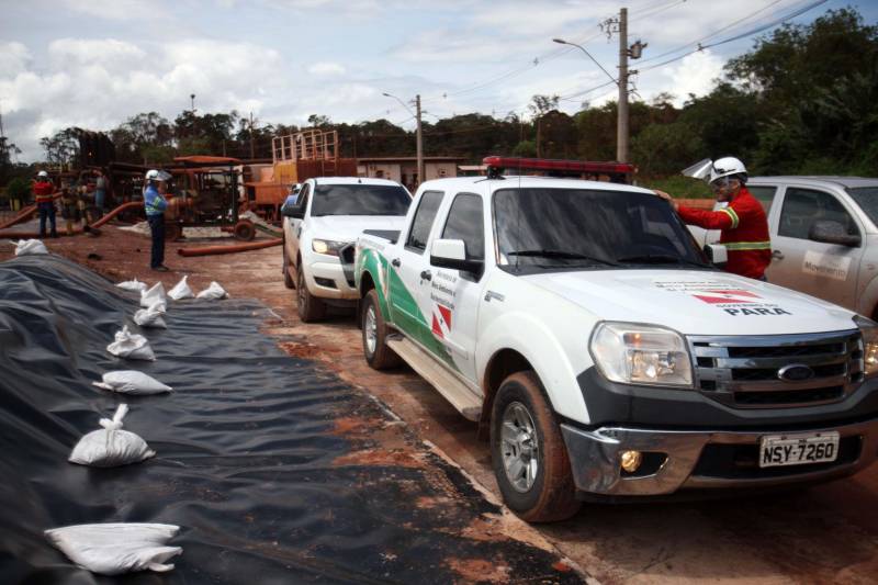 Iniciou neste sábado, 24, o prazo que o Governo do Estado deu para que a empresa de alumínio Hydro Alunorte adote procedimentos e mecanismos seguros ambientalmente, a fim de que as bacias de resíduos da empresa baixem os níveis em pelo menos um metro – o que é definido tecnicamente como padrão de segurança com comprovação permanente da redução e manutenção dos níveis. Uma equipe de fiscalização da Secretaria de Estado de Meio Ambiente e Sustentabilidade (Semas) está no município para fazer o monitoramento dos níveis das bacias do sistema de tratamento dos rejeitos da Bauxita. "Vamos montar equipes para, de duas em duas horas, avaliar o nível das bacias. Em caso de chuva o monitoramento será feito de uma em uma hora", explicou Rejiane Santos, geóloga da Diretoria de Licenciamento Ambiental da Semas.
FOTO: IGOR BRANDÃO / AG PARÁ
DATA: 24.02.2018
BELÉM - PARÁ <div class='credito_fotos'>Foto: IGOR BRANDÃO / AG. PARÁ | <a href='/midias/2018/originais/52f8d3d9-0be2-44ff-92be-db744ecfe5b8.jpg' download><i class='fa-solid fa-download'></i> Download</a></div>