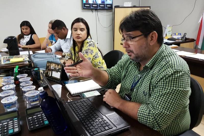 O município de Curionópolis, no sudeste paraense, vai integrar o projeto Municípios Emblemáticos dentro do Programa Municípios Sustentáveis (PMS), desenvolvido pela Secretaria Estadual de Municípios Sustentáveis (Semsu). A primeira reunião com a equipe da gestão municipal foi realizada na tarde desta quinta-feira (7), na sede da Prefeitura de Curionópolis, com representantes de diversas secretarias, que conheceram como o projeto é desenvolvido. Na foto, Denys Ribeiro, coordenador técnico da Secretaria Estadual de Gestão Estratégica (Seegest)
FOTO: DANI FILGUEIRAS / ASCOM SEMSU
DATA: 07.06.2018
CURONÓPOLIS - PARÁ <div class='credito_fotos'>Foto: DANI FILGUEIRAS / ASCOM SEMSU | <a href='/midias/2018/originais/5311b423-0eb1-41ee-8424-a998f57bd24e.jpg' download><i class='fa-solid fa-download'></i> Download</a></div>