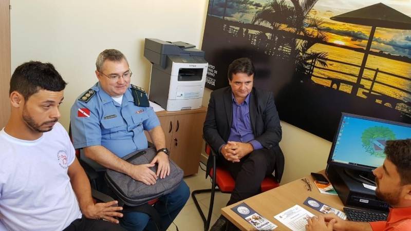 A implantação do Programa de Equoterapia em Marabá, no sudeste paraense, está avançando. Novas medidas para viabilizar o projeto foram avaliadas pelo tenente-coronel Márcio Fernandes (2º da esq/dir), diretor da Unidade de Reabilitação do Centro Interdisciplinar de Equoterapia (Cieq), de Belém, o embaixador do programa, Bruno Lins (1º da esq/dir), e os coordenadores do Centro do Regional de Governo do Sudeste do Pará, Jane Dailha e Caetano Reis, além do vereador Márcio do São Félix (3º da esq/dir). A reunião ocorreu durante a 11ª edição dos Jogos Paralímpicos Paraenses em Marabá, na última semana. Segundo os participantes do encontro, o momento é de buscar parceiros dispostos a consolidar o projeto. Segundo Márcio do São Félix, “estamos dando passos largos para contribuir com a implantação desse serviço em Marabá. Estamos com um grupo de trabalho da equoterapia vencendo essa luta diária, de tentar apoio para isso”.
FOTO: KÉLIA SANTOS / ASCOM CRGSP
DATA: 29.06.2018
MARABÁ - PARÁ <div class='credito_fotos'>Foto: KÉLIA SANTOS / ASCOM CRGSP | <a href='/midias/2018/originais/5312715b-be74-42ed-b77e-d65c13c270eb.jpg' download><i class='fa-solid fa-download'></i> Download</a></div>