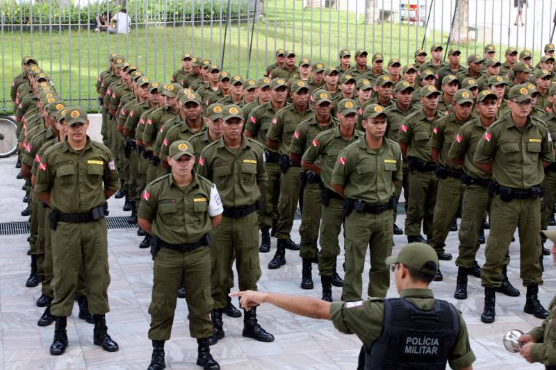 Cerca de 2 mil alunos do curso de formação de praças da Polícia Militar cumprem neste sábado (12) uma etapa importante da preparação: eles saem pela primeira vez às ruas, no estágio supervisionado, para vivenciar situações reais da carreira e, ao mesmo tempo, reforçar o policiamento ostensivo. Em Belém, cerca de 500 homens e mulheres se concentraram na Praça Santuário, em frente à Basílica de Nazaré, e saíram, em seguida, para diversos pontos da capital. A ação faz parte do pacote de medidas de combate à criminalidade e reforço da segurança pública anunciado pelo Governo do Estado.
FOTO: SIDNEY OLIVEIRA / AG. PARÁ
DATA: 12.05.2018
BELÉM - PARÁ <div class='credito_fotos'>Foto: Sidney Oliveira/Ag. Pará | <a href='/midias/2018/originais/53138200-a956-46dc-bf62-dcafef277154.jpg' download><i class='fa-solid fa-download'></i> Download</a></div>