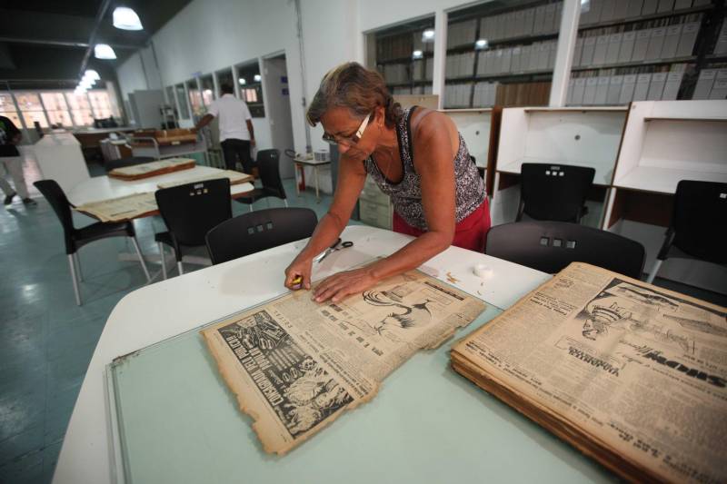 Ao entrar na Biblioteca Arthur Viana, localizada no Centro Cultural e Turístico Tancredo Neves (Centur), é possível visualizar e sentir as diferenças logo ao chegar. O espaço, que desde 2015 passava por reformas, está completamente pronto para sua reinauguração, que deve acontecer já na próxima semana. Iluminação adequada, climatização renovada, mudança de estantes e outros móveis que contribuíram para a ampliação do espaço, além de um verdadeiro upgrade em diversos espaços de convivência, serviços e estudos, trouxeram novos ares a centenária biblioteca.
FOTO: THIAGO GOMES / AG. PARÁ
DATA: 27.04.2018
BELÉM - PARÁ <div class='credito_fotos'>Foto: Thiago Gomes /Ag. Pará | <a href='/midias/2018/originais/5314636e-08fc-4e5e-b559-fa19c5e602bd.jpg' download><i class='fa-solid fa-download'></i> Download</a></div>
