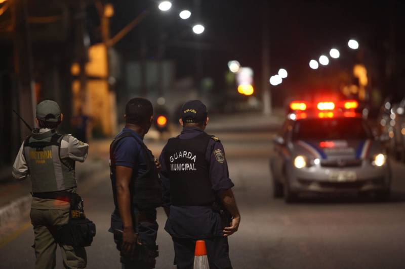 O comando do Sistema de Segurança Pública do Pará montou uma sala de situação no Centro Integrado de Operações (Ciop), nesta segunda-feira (9) após a morte de dois policiais militares, um na noite de domingo (8) e outro na manhã de segunda-feira. Por ordem do governador Simão Jatene, a Divisão de Homicídios recebeu um reforço de policiais para a investigação dos crimes e uma divisão especial foi criada, este ano, para investigar os assassinatos de policias no estado.
FOTO: MARCELO LÉLIS / AG. PARÁ
DATA: 09.04.2018
BELÉM - PARÁ <div class='credito_fotos'>Foto: Marcelo Lelis / Ag. Pará | <a href='/midias/2018/originais/531f58ce-631a-4497-818b-f6bca98cd4cc.jpg' download><i class='fa-solid fa-download'></i> Download</a></div>