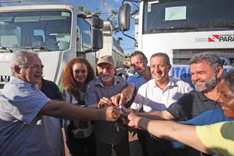O município de Itaituba, localizado a cerca de 1,3 mil quilômetros de Belém, no sudoeste do Pará, recebeu agenda do Governo do Estado nesta terça-feira (3). O governador Simão Jatene (foto) visita uma série de obras no município, entre elas a da escola com 12 salas de aula que está sendo construída no distrito de Miritituba e do Hospital Regional Público do Tapajós. A comitiva governamental fará inspeção ainda nas obras do novo sistema de abastecimento e tratamento de água da Companhia de Saneamento do Pará (Cosanpa).
FOTO: MARCELO LELIS / AG. PARÁ
DATA: 03.07.2018
ITAITUBA - PARÁ <div class='credito_fotos'>Foto: Marcelo Lelis / Ag. Pará | <a href='/midias/2018/originais/532168ce-790f-4917-8e4f-df794a3a40d9.jpg' download><i class='fa-solid fa-download'></i> Download</a></div>