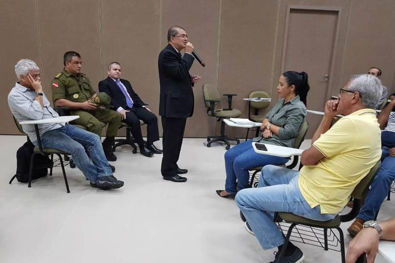 A criação de um patrulhamento rural, com a missão de oferecer mais segurança no campo, é uma das ações que serão postas em prática pelo governo do Estado no Sul e Sudeste do Pará, em atendimento a uma das demandas apresentadas por representantes dos sindicatos de produtores rurais e prefeitos da região, em reunião realizada na tarde de quarta-feira (28), no Carajás Centro de Convenções, em Marabá. O encontro resultou da intermediação do Centro Regional de Governo do Sudeste do Pará com a Secretaria de Estado de Segurança Pública e Defesa Social, em parceria com a Associação dos Municípios do Araguaia, Tocantins e Carajás (Amat). Os produtores puderam expor demandas para os secretários de Segurança Pública e Defesa Social, Luiz Fernandes (foto), e Regional de Governo, Jorge Bittencourt. O comandante Regional de Policiamento em Marabá, coronel Mauro Sérgio, e o delegado-geral de Polícia Civil, Rilmar Firmino também participaram da reunião.
FOTO: KÉLIA SANTOS / ASCOM CRGSP
DATA: 29.03.2018
MARABÁ - PARÁ <div class='credito_fotos'>Foto: KÉLIA SANTOS / ASCOM CRGSP | <a href='/midias/2018/originais/53281033-0cc2-4127-82e1-03307c54520f.jpg' download><i class='fa-solid fa-download'></i> Download</a></div>