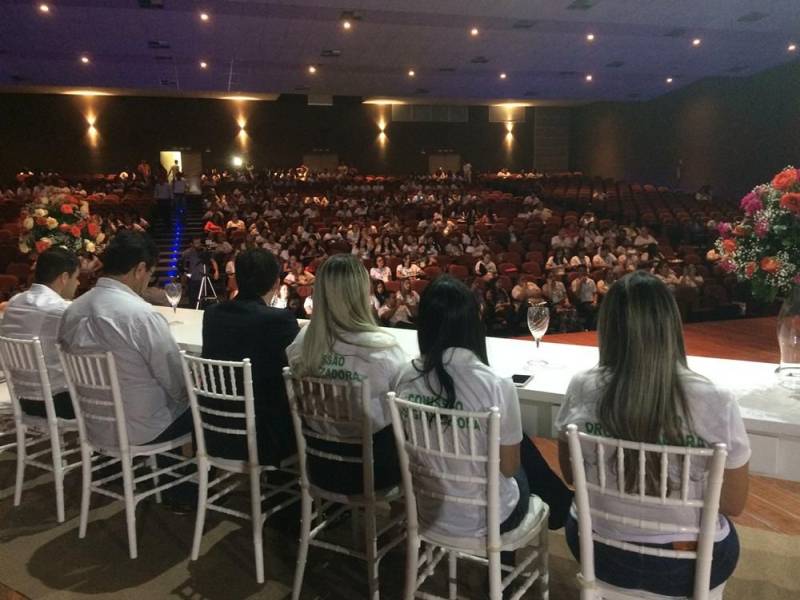 No Hospital Regional do Sudeste do Pará - Dr. Geraldo Veloso (HRSP), em Marabá (PA), desde um simples curativo a uma cirurgia de alta complexidade, o atendimento aos pacientes segue protocolos rigorosos. Essa rotina faz parte da cultura de segurança do paciente, disseminada a todos os profissionais que atuam na unidade, com o objetivo de evitar erros durante a assistência. Para reforçar a importância dessas medidas, neste mês, a unidade realizou a sua II Semana Multiprofissional, cujo tema foi 'Segurança do Paciente: Meta Pai D'égua'. A programação envolveu colaboradores de todos os setores, mesmo aqueles que não atuam diretamente na assistência. Segundo o diretor-geral da unidade, Valdemir Girato, essa integração é fundamental para a qualidade do atendimento. 'Quando se trata de assistência, é preciso que todos falem a mesma língua e estejam unidos em prol do bem-estar do paciente. A atenção a cada detalhe, protocolo e procedimento é essencial para um atendimento qualificado e seguro, e isso independe da função do profissional na unidade. Todos estão ali cumprindo uma mesma missão: cuidar de vidas', afirmou o gestor. Na foto, evento realizado pela prefeitura em parceria com o HRSP.
FOTO: ASCOM / HRSP
DATA: 21.05.2018
MARABÁ - PARÁ <div class='credito_fotos'>Foto: ASCOM HRSP | <a href='/midias/2018/originais/532d0d27-b03b-4f85-b8c0-739f7c4ab042.jpg' download><i class='fa-solid fa-download'></i> Download</a></div>