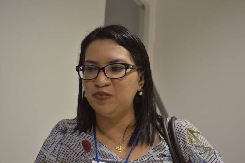 O autor do livro 'SAE Descomplicada - Sistematização da Assistência de Enfermagem' e doutor em Ciências pela Escola de Enfermagem da Universidade de São Paulo (USP), Marcelo Chanes, foi o palestrante do III Encontro de Enfermagem dos Hospitais Públicos da Pró-Saúde na Região Metropolitana de Belém. O Encontro aconteceu nesta quarta-feira (4), no auditório da Faculdade Cosmopolita, no bairro da Marambaia, e reuniu 130 profissionais da área de enfermagem dos hospitais públicos Metropolitano de Urgência e Emergência (HMUE), Estadual Galileu (HPEG) e Oncológico Infantil Octávio Lobo, além de convidados dos dez hospitais geridos pela Pró-Saúde na capital e no interior do estado do Pará. Na foto, a enfermeira e coordenadora de enfermagem do Hospital Galileu, Núbia Cardoso.
FOTO: ASCOM / HPEG
DATA: 04.07.2018
BELÉM - PARÁ <div class='credito_fotos'>Foto: ASCOM / HPEG | <a href='/midias/2018/originais/5357f5dd-9c52-4339-b15b-3356357350ee.jpg' download><i class='fa-solid fa-download'></i> Download</a></div>