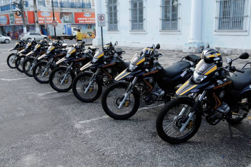 Doze carros e nove motocicletas passam a reforçar a segurança na capital paraense. As viaturas foram entregues à Guarda Municipal em cerimônia em frente ao prédio da Prefeitura de Belém, nesta terça-feira (20). O valor do investimento foi de R$ 1.652.277,05. Viabilizado por meio de emendas parlamentares, o recurso foi destinado à Secretaria de Estado de Segurança Pública e Defesa Social (Segup) e repassado ao fundo municipal. O prefeito de Belém, Zenaldo Coutinho, e o secretário adjunto de Gestão Administrativa da Segup, Cláudio Lima, entre outras autoridades.
FOTO: OSWALDO FORTE / COMUS
DATA: 20.03.2018
BELÉM - PARÁ <div class='credito_fotos'>Foto: OSWALDO FORTE/ COMUS | <a href='/midias/2018/originais/53603152-eff3-4152-8284-d17f035e5f92.jpg' download><i class='fa-solid fa-download'></i> Download</a></div>