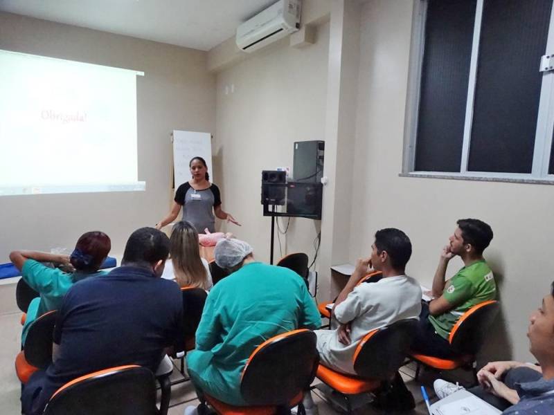 Segurança e prevenção. Essas são palavras que vão ficar na cabeça dos colaboradores do Hospital Público Estadual Galileu (HPEG), localizado em Belém (PA), que fazem parte da brigada de incêndio da unidade. O treinamento, com carga horária de 20h, foi iniciado no dia 24 e encerrou nesta sexta-feira (27) com o técnico em Segurança do Trabalho e bombeiro civil, Jean Farias, e a técnica de enfermagem e bombeira civil, Alessandra Rodrigues. “Neste curso, o diferencial foi ensinarmos sobre primeiros socorros e plano de abandono da unidade, também estamos treinando a brigada para combater princípios de incêndio para que, caso ocorra um sinistro, o fogo não se alastre”, explicou a bombeira civil, Alessandra Rodrigues (foto).
FOTO: ASCOM / HPEG
DATA: 27.04.2018
BELÉM - PARÁ <div class='credito_fotos'>Foto: ASCOM / HPEG | <a href='/midias/2018/originais/53644e6c-f7b3-4283-92aa-e3f7db7cb6d6.jpg' download><i class='fa-solid fa-download'></i> Download</a></div>