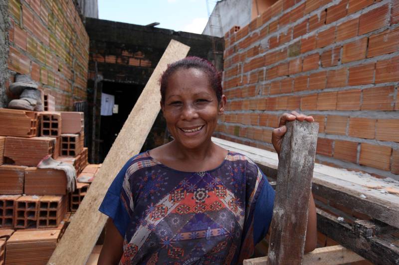 “Eu disse ao governador que mudei a frente da minha casa. Era pro outro lado e agora virou pra João Paulo”, disse a técnica em enfermagem Rejane Miranda (foto), moradora da Guanabara há mais de trinta anos. Segundo Rejane, a nova avenida trouxe acesso a todos. “Tem calçada sendo feita, vai ter ciclovia, canteiro, tudo agora na porta de casa”, disse. “Bem ali vai ter um ponto de ônibus”, diz Rejane, enquanto apontava o local. A moradora é outra que viu o valor da casa subir à medida que as obras avançavam. “Minha casa, hoje, vale três vezes mais. Mandei avaliar e hoje custa mais de 100 mil reais”, comemora.
FOTO: ANTÔNIO SILVA / AG. PARÁ
DATA: 07.03.2018
BELÉM - PARÁ <div class='credito_fotos'>Foto: ANTONIO SILVA / AG. PARÁ | <a href='/midias/2018/originais/536c29f1-d928-4225-9471-8989f31bc0af.jpg' download><i class='fa-solid fa-download'></i> Download</a></div>
