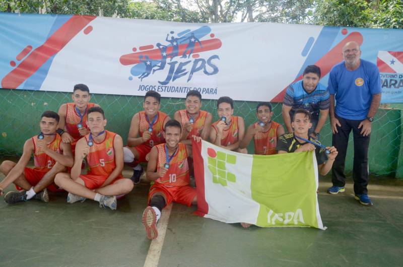 A etapa regional dos Jogos Estudantis Paraenses (Jeps), realizada de 16 a 19 de maio, no município de Igarapé-Açu, no nordeste do Estado, selecionou os times que vão disputar a etapa estadual, em junho, em Belém. Depois dos quatro dias de disputas, Castanhal foi apontada como a delegação que levará para a próxima etapa o maior número de times.
FOTO: RAI PONTES / ASCOM SEDUC
DATA: 20.05.2018
IGARAPÉ-AÇU - PARÁ <div class='credito_fotos'>Foto: Rai Pontes/Ascom Seduc | <a href='/midias/2018/originais/536d79c3-c428-495d-b49b-a45f7b14d664.jpg' download><i class='fa-solid fa-download'></i> Download</a></div>