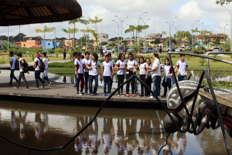 Olha, mãe, o mosquito que dá doença. Água parada dá dengue, né?”. Foram essas as palavras da pequena Valentina Marie, de apenas 2 anos e oito meses, ao avistar a escultura em forma de um mosquito, instalada no lago do Parque Estadual do Utinga (Peut). Com a simplicidade genuína das crianças, ela traduziu a proposta de arte educativa da peça que vem virando atração no novo ponto turístico do Estado. Na manhã da última quinta-feira (22), a escultura em fibra de vidro mais uma vez chamou atenção, dessa vez de estudantes das redes municipal e estadual, que participaram da primeira visita técnica ao parque. A visita ao Parque do Utinga fez parte das atividades da V Conferência Nacional Infantojuvenil pelo Meio Ambiente, que este ano trabalha o tema “Vamos cuidar do Brasil cuidando das águas” e vem mobilizando educadores em projetos de educação ambiental. Durante a excursão, os estudantes ouviram sobre a importância do espaço como uma unidade de conservação estadual, criada para preservar ecossistemas e mananciais, como os lagos Bolonha e Água Preta, que abastecem cerca de 70% da população de Belém. Na foto, alunos da Escola Estadual José Bonifácio, no bairro do Guamá.
FOTO: SIDNEY OLIVEIRA / AG. PARÁ
DATA: 23.03.2018
BELÉM - PARÁ <div class='credito_fotos'>Foto: Sidney Oliveira/Ag. Pará | <a href='/midias/2018/originais/536f15f5-16e1-42f0-a80f-49953e69be8e.jpg' download><i class='fa-solid fa-download'></i> Download</a></div>