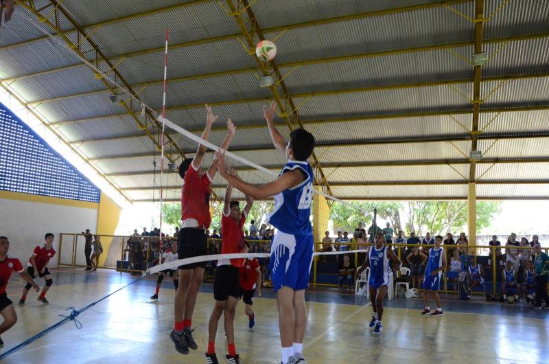 Paragominas, Mãe do Rio e Tomé-Açu são os primeiros campeões da Regional dos Jogos Estudantis Paraenses (JEPS), que ocorrem até domingo (13) em Mãe do Rio, na região nordeste do Pará. O time de Mãe do Rio no voleibol Masculino B, da Escola Marino Contti perdeu a partida final para os atletas da Escola Nikkei de Tomé-Açu (de vermelho).
FOTO: ELISEU DIAS / ASCOM SEDUC
DATA: 11.05.2018
MÃE DO RIO - PARÁ <div class='credito_fotos'>Foto: Eliseu Dias / Ascom Seduc | <a href='/midias/2018/originais/53805083-e1bc-4a64-95d2-07f38884a946.jpg' download><i class='fa-solid fa-download'></i> Download</a></div>