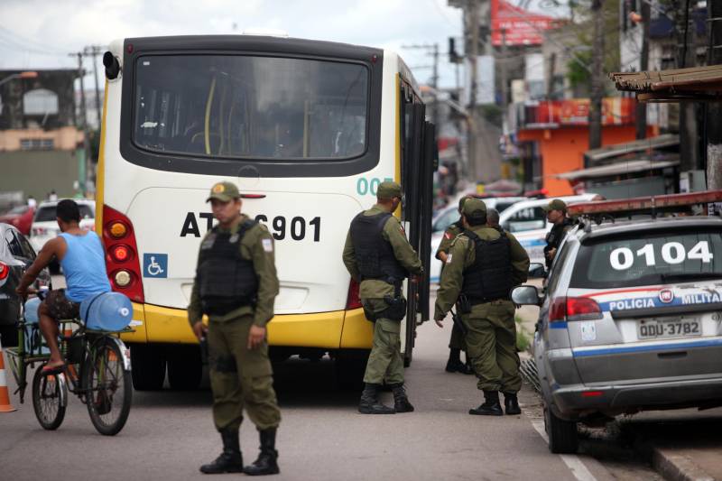 Militares do 1º Batalhão de Policiamento Militar (BPM) realizaram na manhã desta terça-feira, 15, a operação Ônibus Seguro, no bairro do Barreiro, em Belém. Quinze policiais em quatro viaturas, subordinados ao Comando de Policiamento da Capital, participaram da operação fazendo a abordagem e revista nos ônibus que circulam no perímetro, assim como a orientação aos usuários. Durante as duas horas da operação realizada nesta terça-feira, 15, pela manhã, na Pedro Álvares Cabral com Passagem Mirandinha (foto), nenhuma ocorrência foi registrada.

FOTO: THIAGO GOMES / AG. PARÁ
DATA: 15.05.2018
BELÉM - PARÁ <div class='credito_fotos'>Foto: Thiago Gomes /Ag. Pará   |   <a href='/midias/2018/originais/5380c283-8c13-439f-8b96-07ada77a10e4.jpg' download><i class='fa-solid fa-download'></i> Download</a></div>