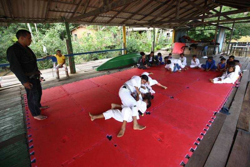 Na ilha de Urubuoca, 60 alunos do ensino fundamental, praticam artes marciais cujos instrutores são os próprios policiais da companhia. É o projeto “Ribeirinhos da Paz” constituído pelo Grupamento da Polícia Militar. O atendimento das comunidades já recebeu o reconhecimento de várias instituições, e recebe visitas de policiais de outras corporações, e atletas que se identificam com o projeto, como exemplo Michel Trator e referências do jiu-jitsu.
FOTO: MARCELO LELIS / AG. PARÁ
DATA: 27.04.2018
BELÉM - PARÁ <div class='credito_fotos'>Foto: Marcelo Lelis / Ag. Pará | <a href='/midias/2018/originais/538986cd-db2c-42a4-9abd-2f3051963538.jpg' download><i class='fa-solid fa-download'></i> Download</a></div>