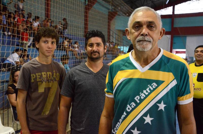 Com medalhas de ouro em handebol, futsal e basquetebol, e prata em voleibol, o município de Mãe do Rio, no nordeste paraense, encerrou sua participação na 2ª etapa Regional dos Jogos Estudantis Paraenses (JEPs) no sábado (12). A participação de Mãe do Rio na competição, que completa 60 anos em 2018, iniciou antes de sua elevação à condição de município, há 30 anos. Um dos veteranos ainda em atividade é o professor Isaac Lopes (foto), que há quase 50 anos participou pela primeira vez do evento, em Belém, ainda com a denominação de Jogos Estudantis do Interior.
FOTO: ELISEU DIAS / ASCOM SEDUC
DATA: 12.05.2018
MÃE DO RIO - PARÁ <div class='credito_fotos'>Foto: Eliseu Dias / Ascom Seduc | <a href='/midias/2018/originais/538adbd9-95ef-486e-8836-7ce5462d2f81.jpg' download><i class='fa-solid fa-download'></i> Download</a></div>
