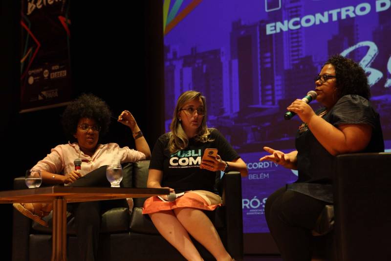 A desconstrução de estereótipos de raça na comunicação e a construção de marcas no Instagram foram os temas das duas palestras desta tarde de terça-feira (12) no “Publicom Belém 2018. O público formado por assessores de comunicação do Governo, profissionais de comunicação, professores e estudantes da área prestigiaram o segundo e último dia do evento que acontece no Teatro do Sesi, em Belém. A palestra “Desconstruindo estereótipos de raça na comunicação”, foi ministrada pelas comunicólogas Helaine Martins e Joana Mendes, da Idánimo Consultoria, agência especializada em comunicação com e sobre os públicos negro, feminino e LGBT.

FOTO: RODOLFO OLIVEIRA / AG. PARÁ
DATA: 12.06.2018
BELÉM - PARÁ <div class='credito_fotos'>Foto: Rodolfo Oliveira/Ag. Pará   |   <a href='/midias/2018/originais/538efbb9-3b64-4080-be36-b7ed3c076c79.jpg' download><i class='fa-solid fa-download'></i> Download</a></div>