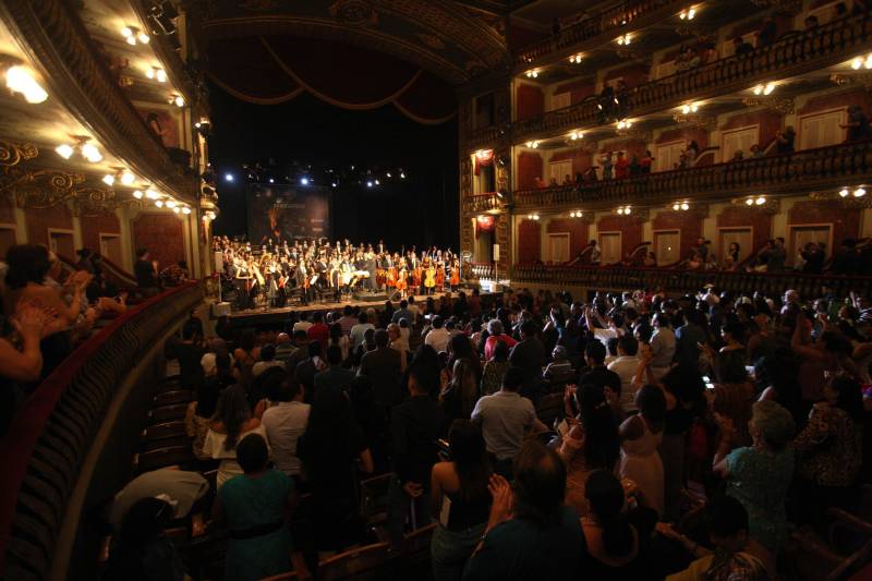 O primeiro dia de apresentações para o público do XXXI Festival Internacional de Música do Pará (Fimupa) encerrou de forma triunfal e da maneira que melhor traduz o festival: com a apresentação da Orquestra Acadêmica desta edição, formada por musicistas paraenses, instrumentistas de diversos países, acadêmicos do curso de graduação em música da Universidade Estadual do Pará e crianças, que iniciaram há pouco tempo os estudos de música no Instituto Estadual Carlos Gomes. Com a mistura do popular com o erudito, o compositor e maestro carioca Tim Rescala levou ao palco a suíte orquestral “Velho Chico”, trilha sonora da novela da Rede Globo, de sua autoria.
FOTO: MARCELO LELIS / AG. PARÁ
DATA: 03.05.2018
BELÉM - PARÁ <div class='credito_fotos'>Foto: Marcelo Lelis / Ag. Pará | <a href='/midias/2018/originais/53958fa8-1771-4f98-901a-d8bf2f803459.jpg' download><i class='fa-solid fa-download'></i> Download</a></div>