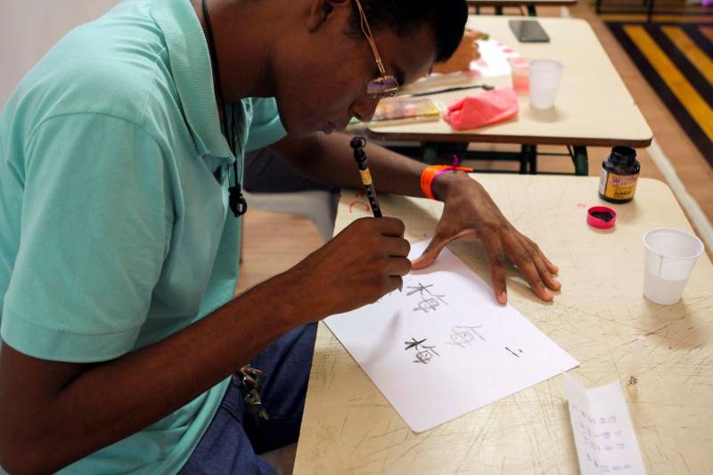 O Instituto Confúcio do Pará, sediado na Universidade do Estado (Uepa), realizou na manhã desta sexta-feira, 6, no auditório da Reitoria, a 2ª edição da Competição de Proficiência em Língua e Cultura Chinesa. Com o tema “Um mundo, uma família”, o evento representou a fase local da competição Chinese Bridge (Ponte Chinesa) 2018: uma disputa internacional que reúne estudantes de todo o mundo, organizada pela sede do Instituto Confúcio em Hanban, na China. Bianca Mendes, estudante do curso de Design Gráfico da Uepa, foi a grande vencedora da competição e representará o instituto paraense em maio, no Rio Grande do Sul, na fase do concurso que elegerá o representante brasileiro da Chinese Bridge. Aluna do terceiro nível do Instituto Confúcio em Belém, Bianca comemorou a classificação. “Eu achei uma surpresa poder chegar ao primeiro lugar! Eu vi muitos alunos talentosos participando. Eu comecei a me preparar no ano passado para a etapa local e agora eu terei que me preparar ainda mais para a competição nacional. Será uma honra poder representar o meu Estado!”, disse a estudante.
FOTO: MARCELLO SARMENTO / ASCOM UEPA
DATA: 06.04.18
BELÉM - PARÁ <div class='credito_fotos'>Foto: MARCELLO SARMENTO / ASCOM UEPA | <a href='/midias/2018/originais/5396a827-badb-4afa-bfe9-691a0c495d78.jpg' download><i class='fa-solid fa-download'></i> Download</a></div>