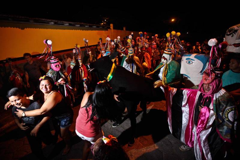 Domingo de carnaval (11) parecia dia de futebol. Um a um, os integrantes do time foram chegando à concentração, no quintal de uma casa simples, na Avenida Floriano Peixoto, uma das principais de São Caetano de Odivelas, município do nordeste do Pará. Os homens, na faixa dos 20 anos de idade, esperavam sentados pelo "técnico". Mas de repente os “jogadores” se transformaram em brincantes do mais tradicional grupo folclórico da cidade, o Boi Tinga. A preparação não era para uma partida de futebol, e sim para o arrastão que tomou conta das ruas em alguns instantes. Um dos patrimônios da rica cultura popular de São Caetano, o Boi Tinga colore a cidade no carnaval. Com 80 anos de existência, o grupo reúne apaixonados pelas manifestações folclóricas, que trabalham o ano todo para manter viva a cultura local. Na Folia de Momo, os célebres Cabeçudos e Pierrôs, levados pelo Boi-Bumbá, se misturam ao povo numa explosão de ritmos, cores e alegria - tudo sem perder as características originais, que ressaltam a beleza e autenticidade da festa.
FOTO: THIAGO GOMES / AG PARÁ
DATA: 12.02.2018
SÃO CAETANO DE ODIVELAS - PARÁ <div class='credito_fotos'>Foto: Thiago Gomes /Ag. Pará | <a href='/midias/2018/originais/53999263-19c7-4a80-a94d-e816ab8c6a29.jpg' download><i class='fa-solid fa-download'></i> Download</a></div>