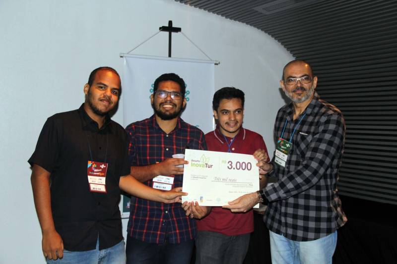 Aplicativos, plataformas e jogos digitais que façam paraenses e turistas passear pelo Pará em suas mais diversas roupagens, seja o Pará de história e rica cultura, o de aventuras, o de belezas naturais ou de eventos profissionais e sociais. No total, nove propostas para alavancar o turismo no estado foram conhecidas durante a última etapa do Desafio InovaTur, ocorrida na noite desta sexta-feira (18), dentro da programação da Feira do Empreendedor, organizada pelo Sebrae, no Hangar – Centro de Convenções e Feiras da Amazônia. O Desafio InovaTur é uma ação conjunta das Secretarias de Estado de Turismo (Setur) e de Ciência, Tecnologia e Educação Profissional e Tecnológica (Sectet), em parceria com a Agência de Inovação Tecnológica da UFPA (Universitec) e o Parque de Ciência e Tecnologia (PCT) Guamá. Na foto, o terceiro colocado vencedor da competição.

FOTO: ASCOM / SETUR
DATA: 18.05.2018
BELÉM - PARÁ <div class='credito_fotos'>Foto: ASCOM SETUR   |   <a href='/midias/2018/originais/53a315eb-1290-49e1-9ce6-e99bb2f8c0a6.jpg' download><i class='fa-solid fa-download'></i> Download</a></div>