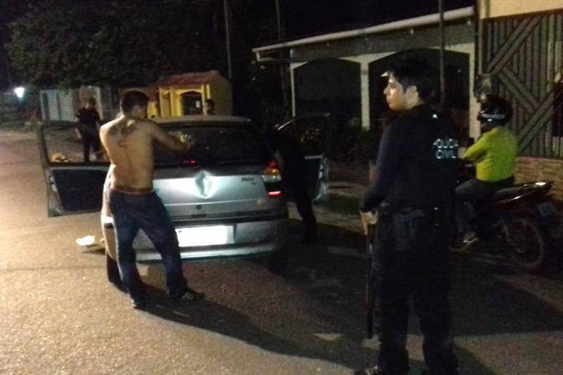 As Polícias Civil e Militar realizaram uma operação, tipo "Patrulhão", entre a noite de sábado (28) e a madrugada deste domingo, 29, em Barcarena, nordeste paraense, para combate ao crime na sede do município e em suas regiões distritais. Durante a ação policial, foi preso por ordem judicial Wesley Castro de Aquino, apontado em inquérito policial como um dos maiores assaltantes em atuação no município.
FOTO: ASCOM POLÍCIA CIVIL
DATA: 29.04.2018
BARCARENA - PARÁ <div class='credito_fotos'>Foto: Ascom Polícia Civil | <a href='/midias/2018/originais/53a8dbf1-0206-4a19-90db-2f46f4eb725a.jpg' download><i class='fa-solid fa-download'></i> Download</a></div>