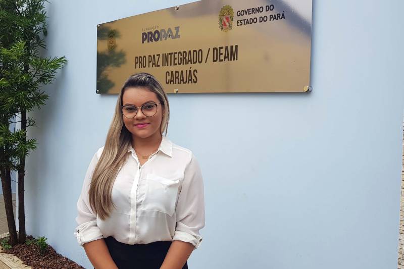 Aos 21 anos, Brisa Maria Azevedo (foto) está se descobrindo uma mulher forte e decidida. Há alguns meses ela se libertou de um relacionamento de três anos que se tornou abusivo. Durante o divórcio, apoiada pelos advogados, a funcionária de uma agência de viagens decidiu denunciar o ex-marido e procurou o Pro Paz em Marabá. Assim como Brisa, muitas mulheres têm se encorajaram a denunciar a violência doméstica coma implantação do Pro Paz Integrado em Marabá.

FOTO: ASCOM PROPAZ
DATA: 20.11.2018
MARABÁ-PARÁ <div class='credito_fotos'>Foto: ASCOM CRG   |   <a href='/midias/2018/originais/53acaccc-266e-4008-b90b-6d08b09524ad.jpg' download><i class='fa-solid fa-download'></i> Download</a></div>
