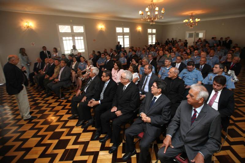 Setenta e duas personalidades civis e militares receberam, na manhã desta terça-feira, 20, no auditório do Palácio dos Despachos, em Belém, a Medalha do Mérito Governador Lauro Sodré, concedida por ocasião das comemorações pelos 101 anos de criação da Casa Militar da Governadoria do Estado, fundada em 12 de fevereiro de 1917. A honraria é destinada a personalidades que prestaram serviços relevantes ao Pará e suas instituições, especialmente à Governadoria do Estado. A solenidade foi aberta pelo governador Simão Jatene (foto), que fez questão de parabenizar a todos os servidores da Casa Militar da Governadoria e aos agraciados com a Medalha Lauro Sodré.
FOTO: ANTONIO SILVA / AG. PARÁ
DATA: 20.02.2018
BELÉM - PARÁ <div class='credito_fotos'>Foto: Antônio Silva/Ag. Pará | <a href='/midias/2018/originais/53b83a45-5b28-4a26-adf7-ed9317053057.jpg' download><i class='fa-solid fa-download'></i> Download</a></div>