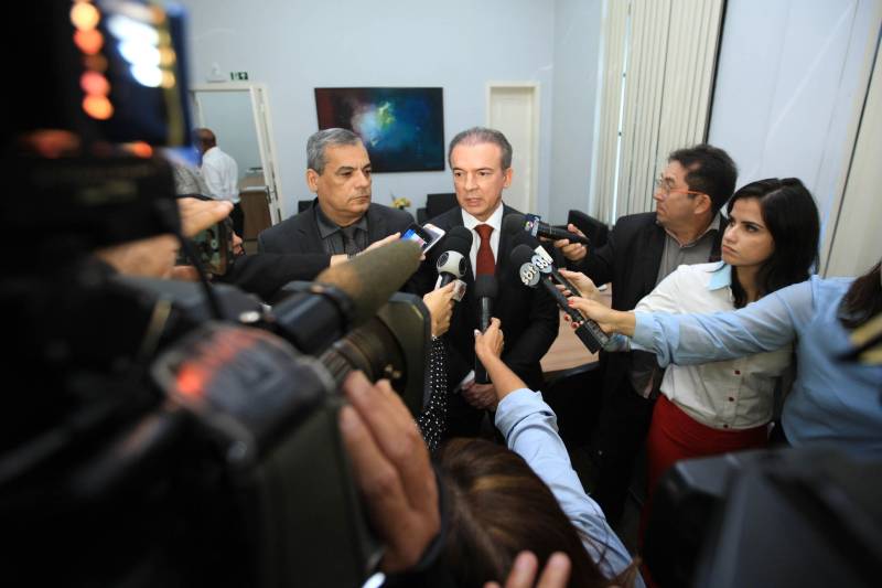 O Governo do Estado do Pará iniciou, nesta terça-feira (6), a transição da administração ao futuro governo. Na sede da Procuradoria Geral do Estado, o Procurador-geral, Ophir Cavalcante Júnior (foto) e o Auditor-geral do Estado, Roberto Amoras, receberam o ex-deputado Parsifal Pontes, coordenador da quipe de transição do governador eleito, Hélder Barbalho.
FOTO: THIAGO GOMES / AG. PARÁ
DATA: 06.11.2018
BELÉM - PARÁ <div class='credito_fotos'>Foto: Thiago Gomes /Ag. Pará | <a href='/midias/2018/originais/53b95678-69cb-4adc-91cc-a4fe04e73b51.jpg' download><i class='fa-solid fa-download'></i> Download</a></div>